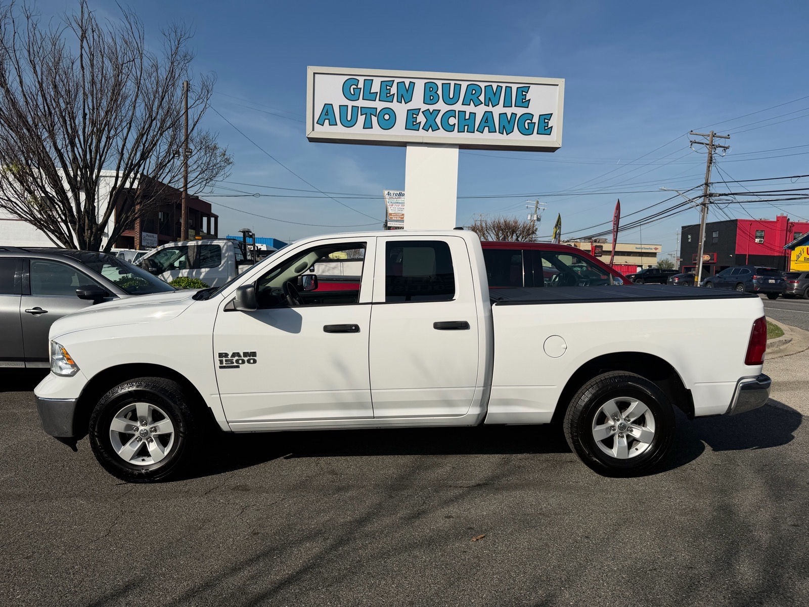Bright White Clear Coat (pw7) 2019 RAM 1500 Classic Tradesman Quad Cab 4WD Pickup Truck Four-Wheel Drive 8-Speed Automatic