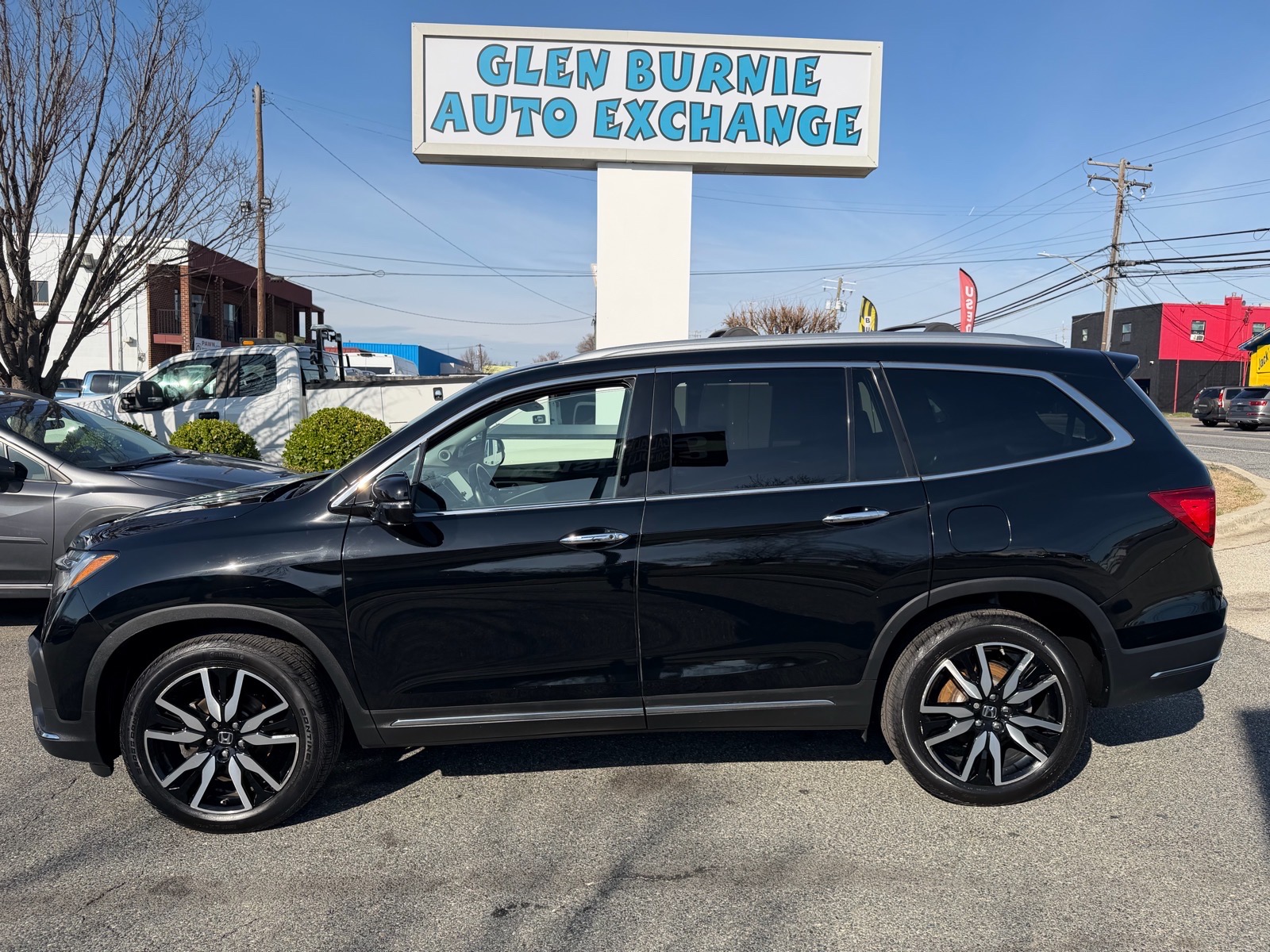 2020 Honda Pilot Touring AWD with Rear Captain's Chairs
