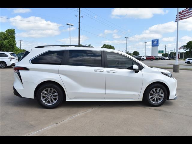 2021 Toyota Sienna XLE 8-Passenger