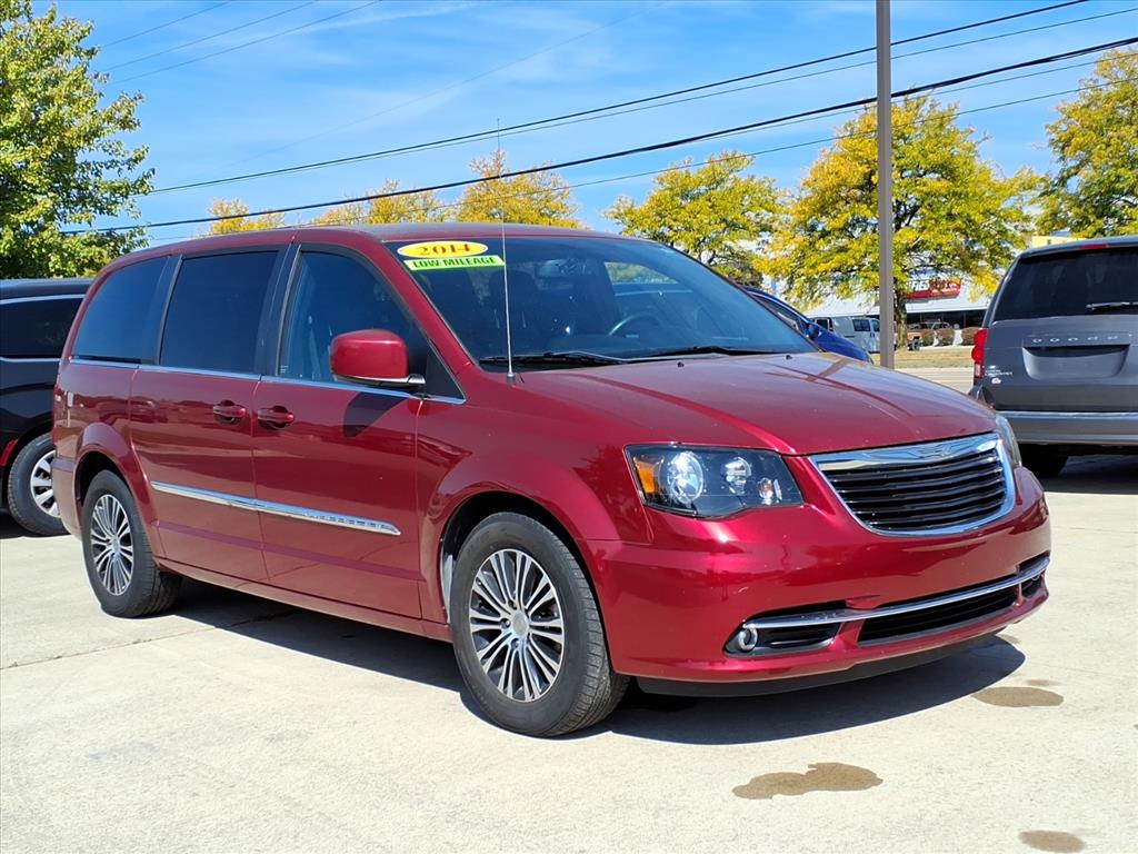 2014 Chrysler Town and Country S - main photo