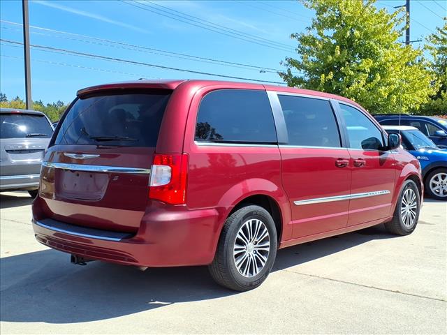 2014 Chrysler Town and Country S