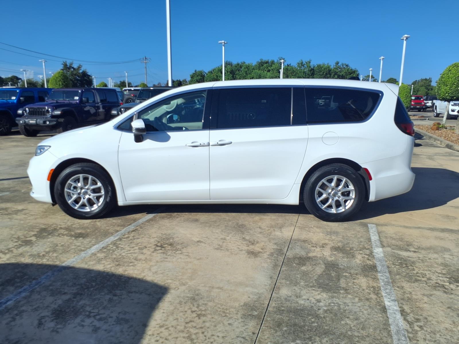 2023 Chrysler Pacifica Touring L - 9