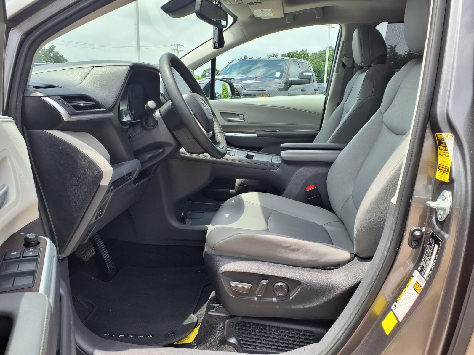 2023 Toyota Sienna XLE 8 Passenger - 9