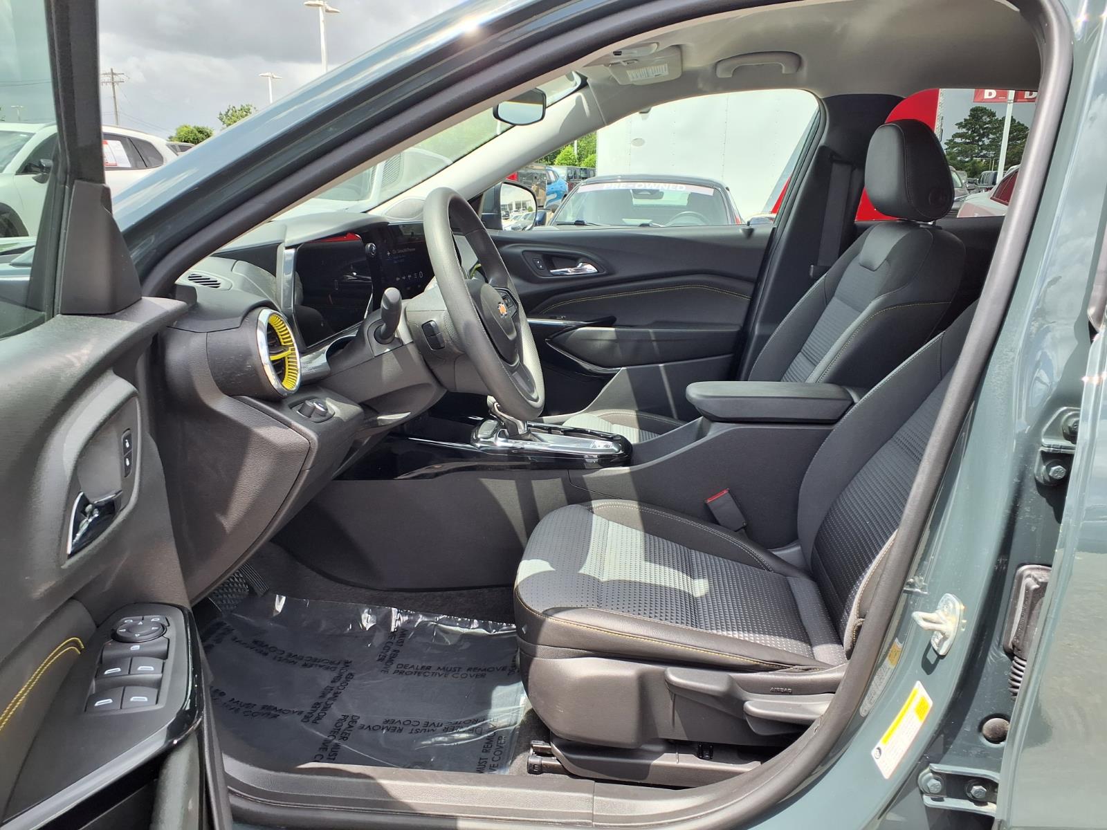 2025 Chevrolet Trax LT - 9