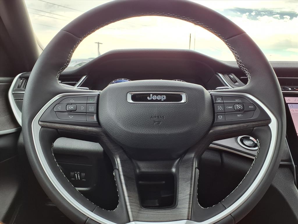 2025 Jeep Grand Cherokee Limited Bright White Clearcoat at League City CDJR