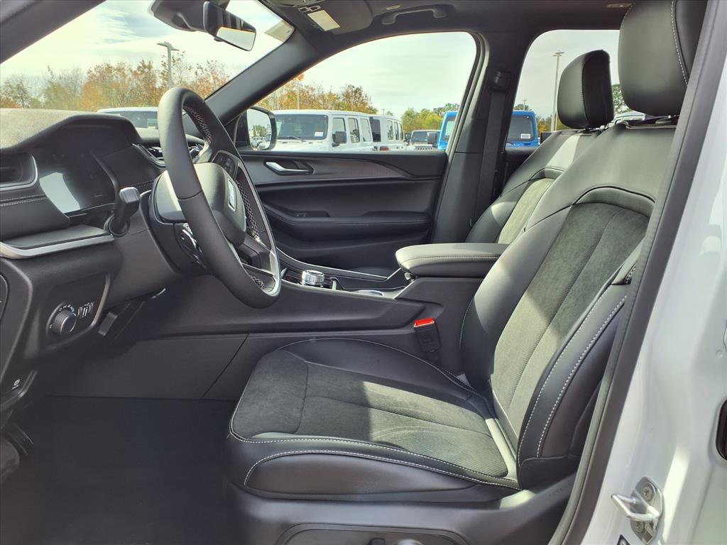 2025 Jeep Grand Cherokee L Laredo White at League City CDJR