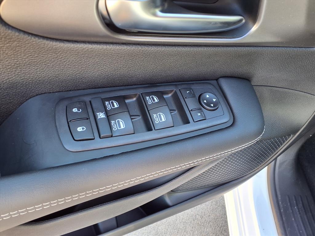 2026 Chrysler Pacifica Select Bright White Clearcoat at League City CDJR