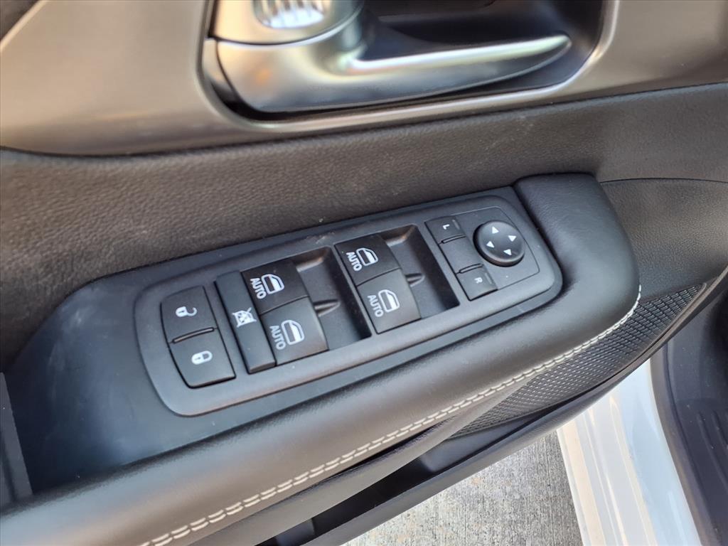 2026 Chrysler Pacifica Select Bright White Clearcoat at League City CDJR