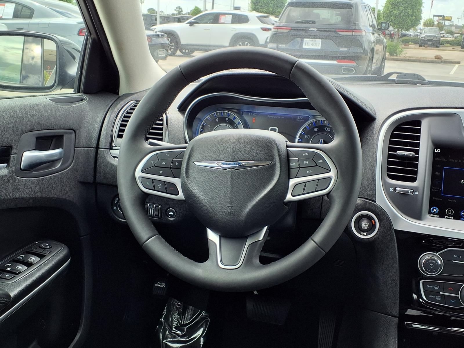 2023 Chrysler 300 Touring - 11