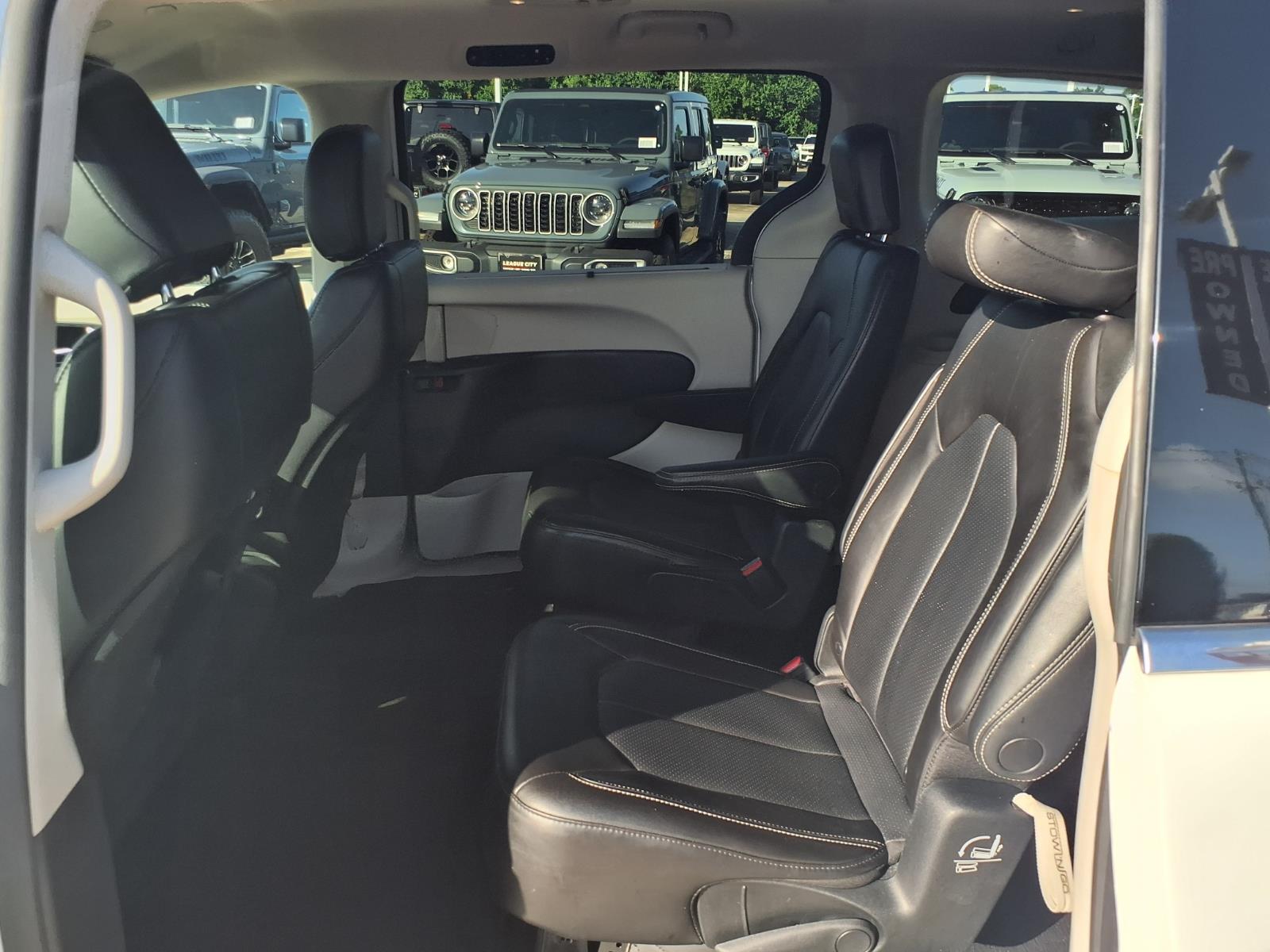 2023 Chrysler Pacifica Touring L - 11