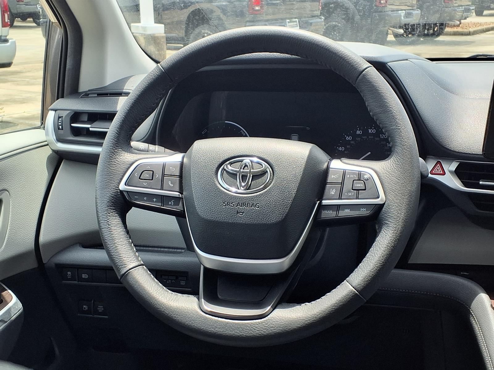 2023 Toyota Sienna XLE 8 Passenger - 11