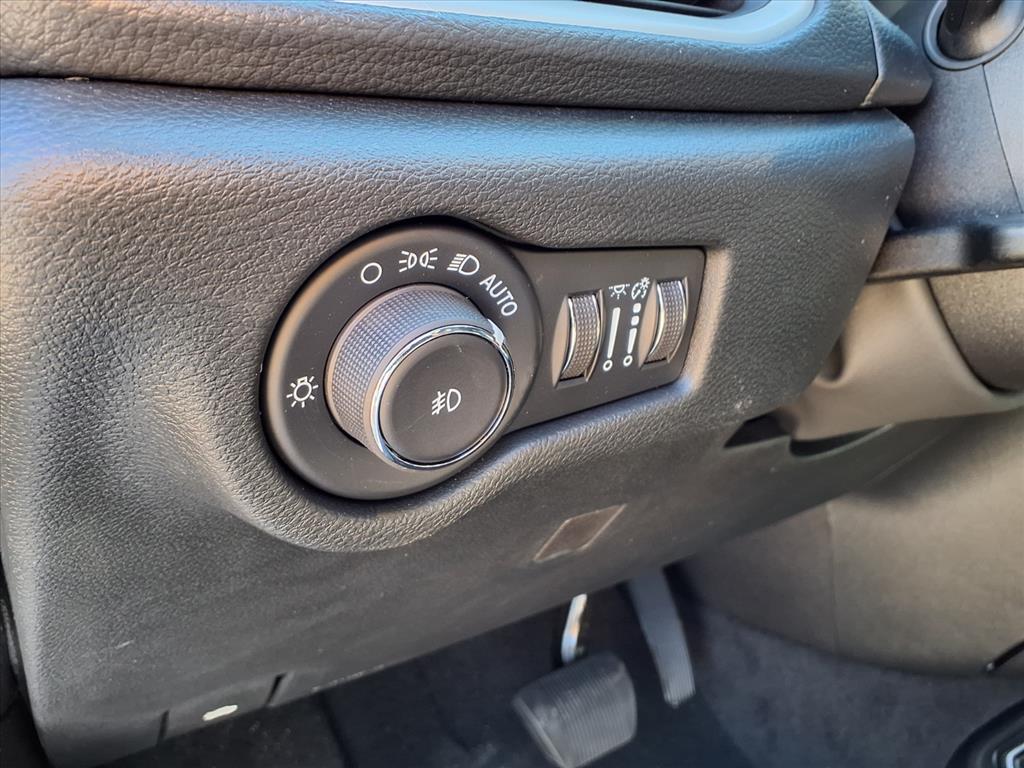 2026 Chrysler Pacifica Select Bright White Clearcoat at League City CDJR