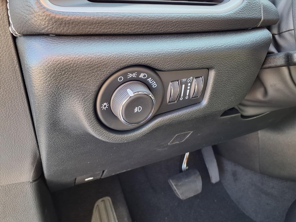 2026 Chrysler Pacifica Select Bright White Clearcoat at League City CDJR