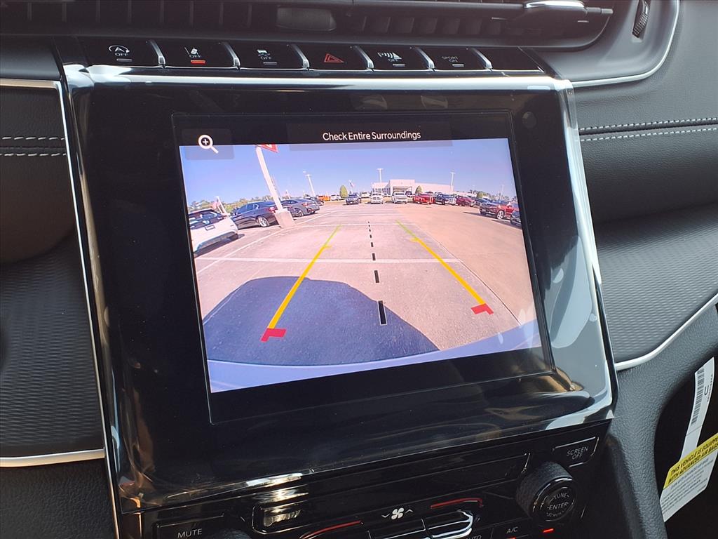 2025 Jeep Grand Cherokee Laredo White at League City CDJR