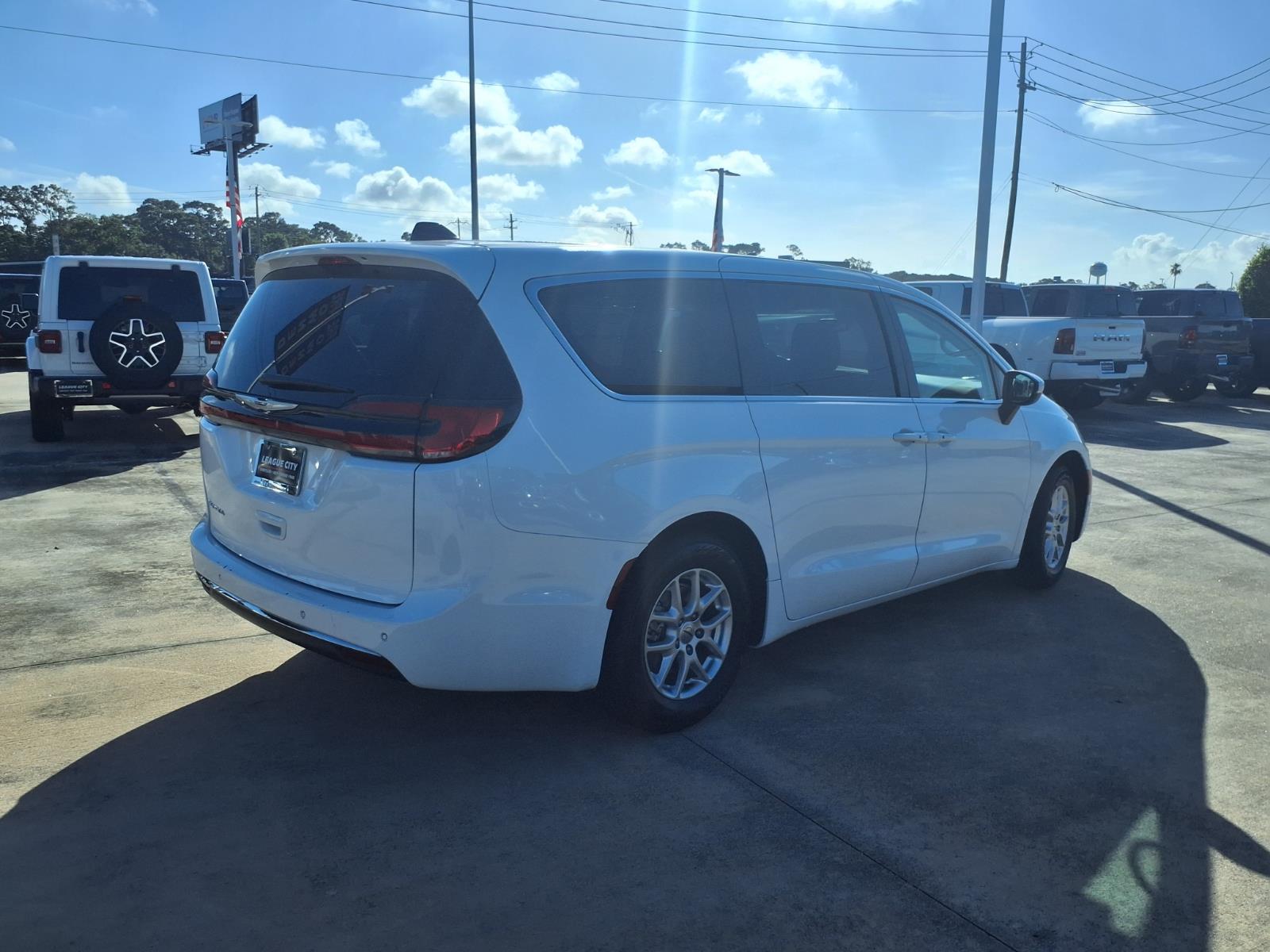2023 Chrysler Pacifica Touring L - 1