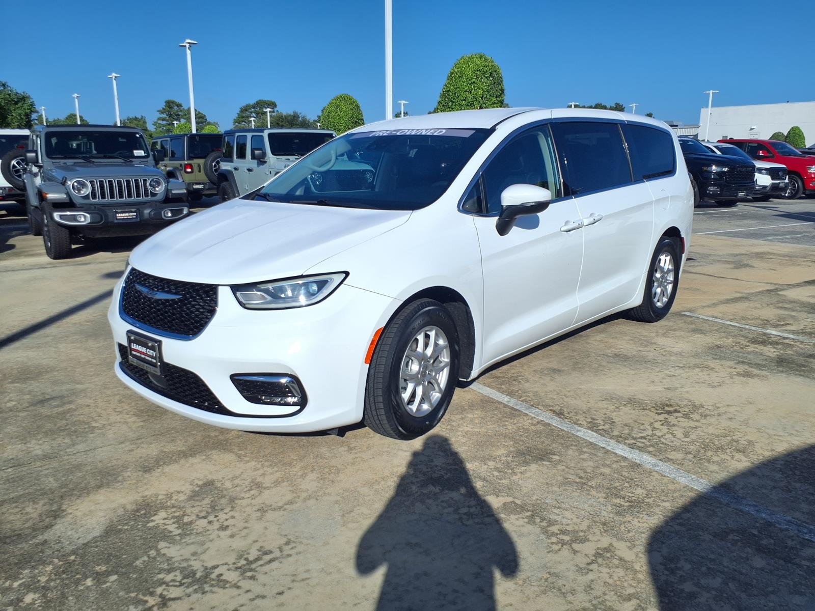 2023 Chrysler Pacifica Touring L - 2