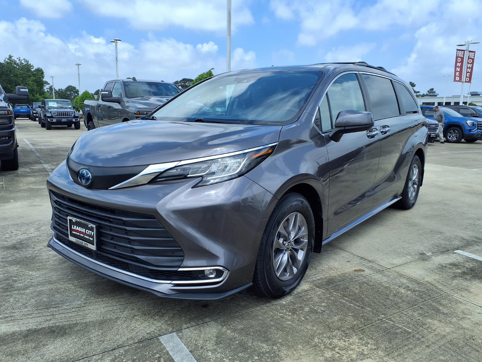 2023 Toyota Sienna XLE 8 Passenger - 2
