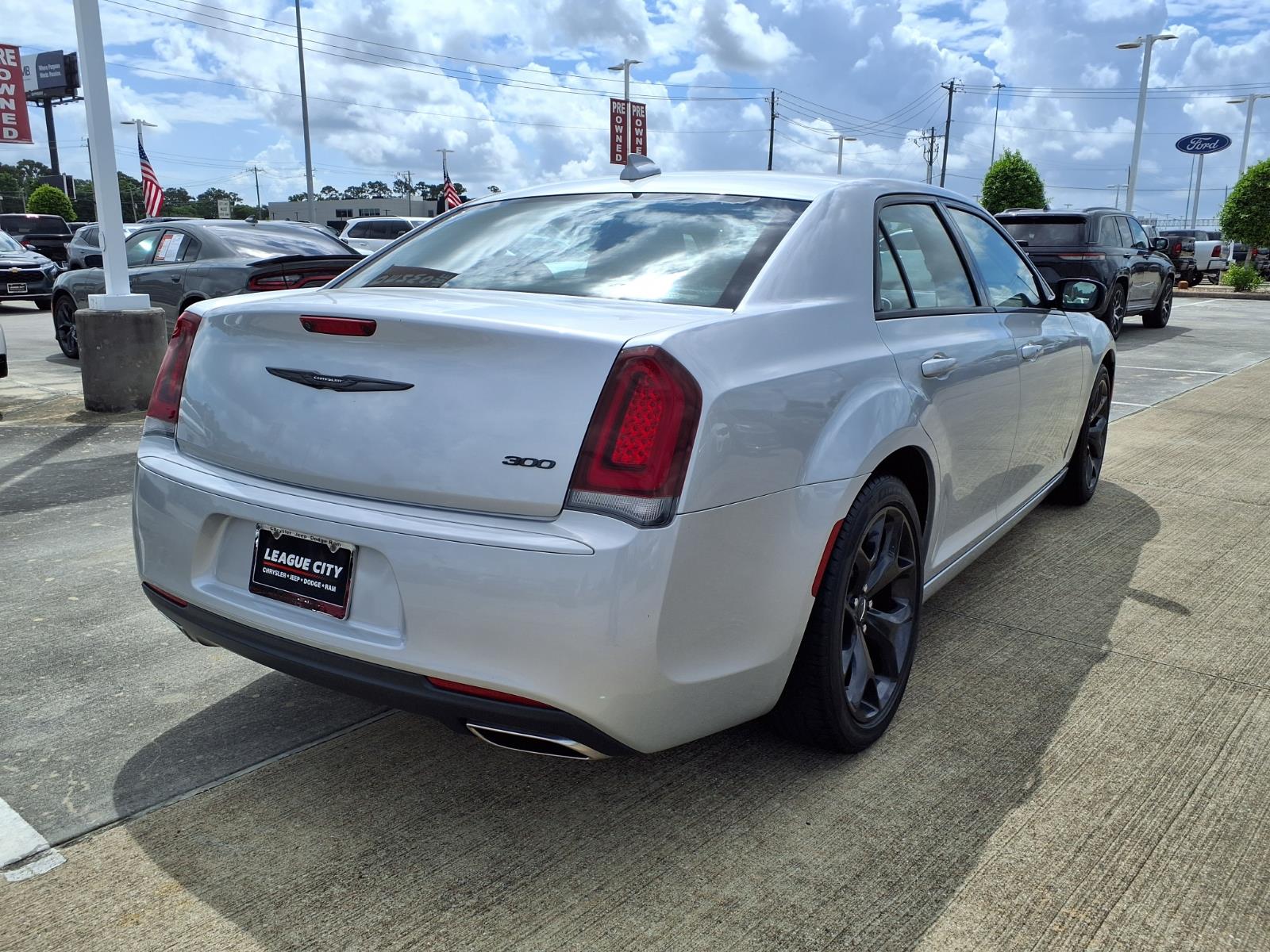 2023 Chrysler 300 Touring - 3