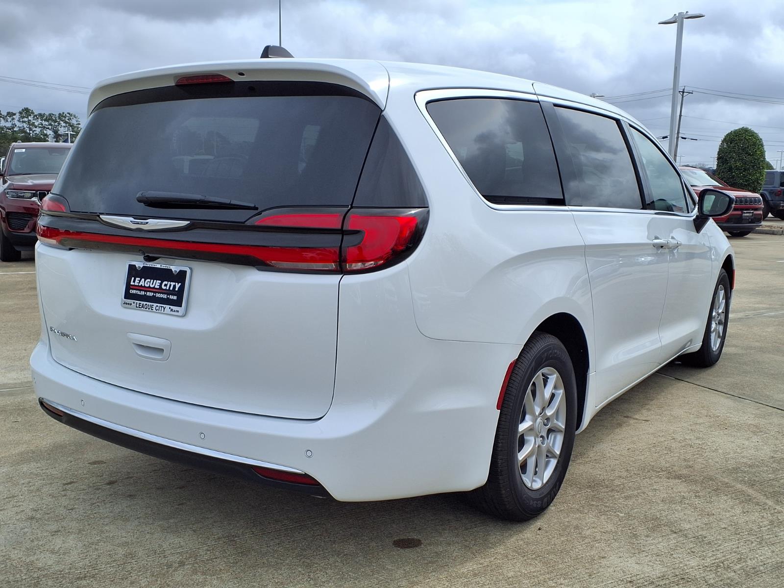 2026 Chrysler Pacifica Select White at League City CDJR