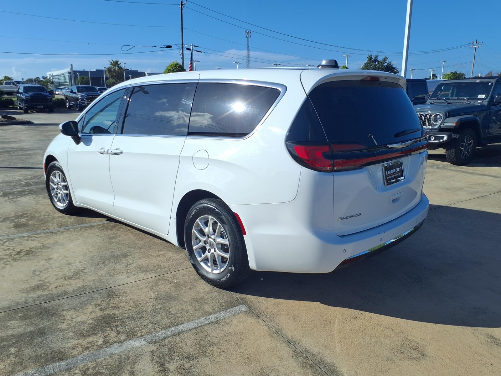 2023 Chrysler Pacifica Touring L - 3
