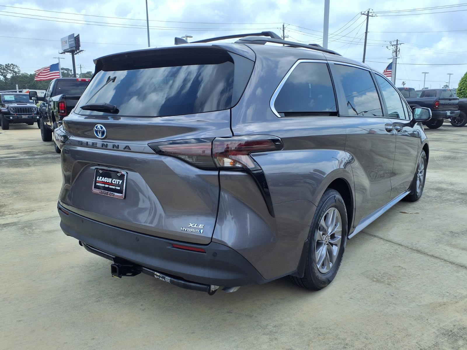 2023 Toyota Sienna XLE 8 Passenger - 3