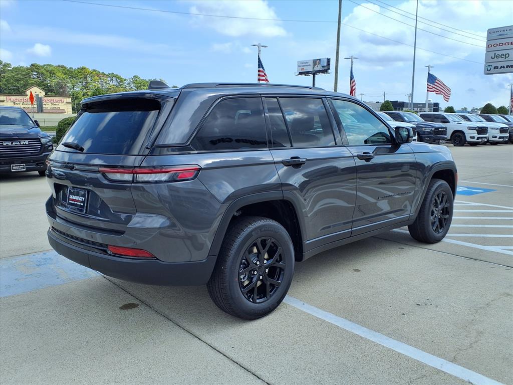 2025 Jeep Grand Cherokee Laredo Metallic at League City CDJR