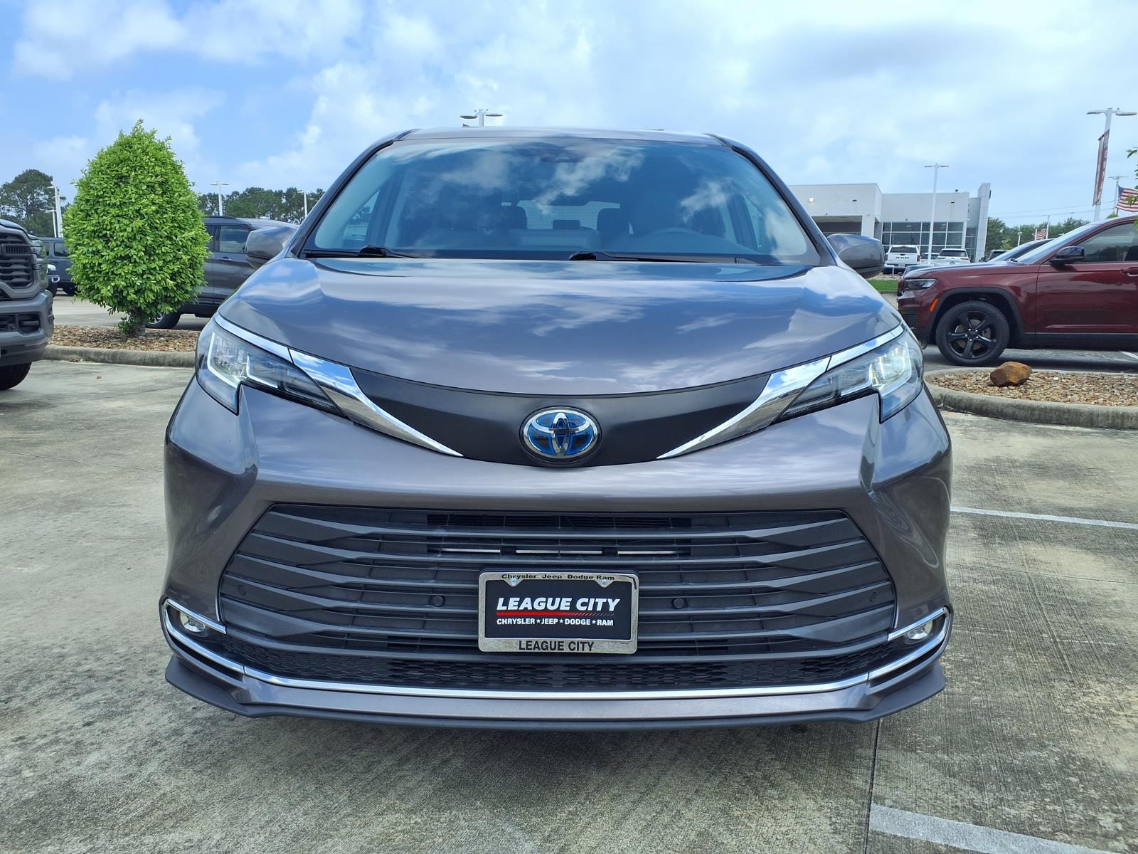 2023 Toyota Sienna XLE 8 Passenger - 4