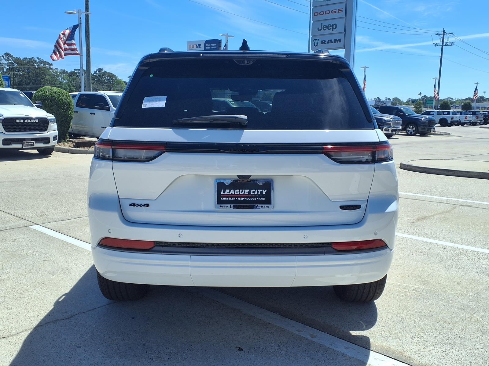2026 Jeep Grand Cherokee Summit White at League City CDJR