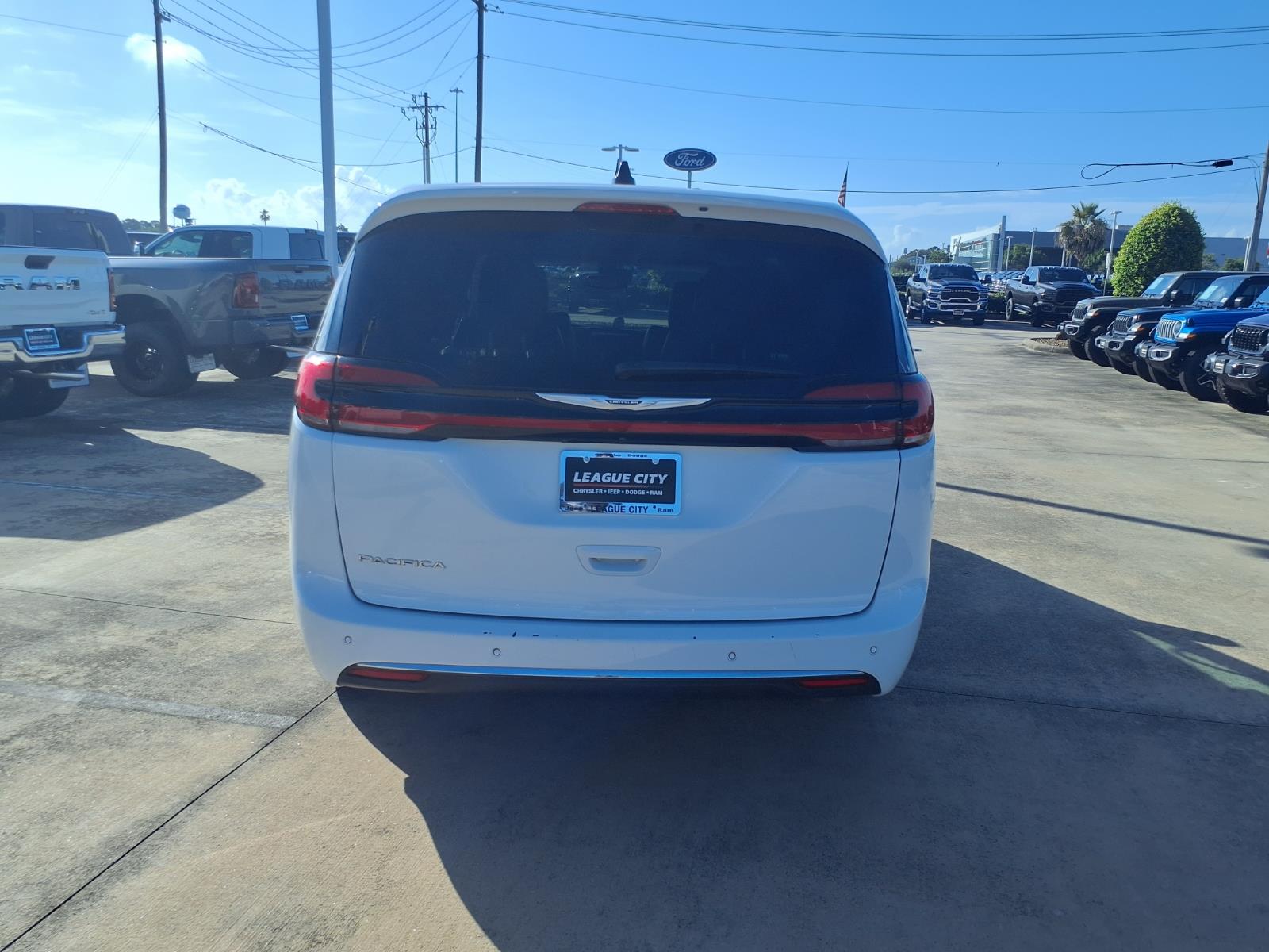 2023 Chrysler Pacifica Touring L - 5