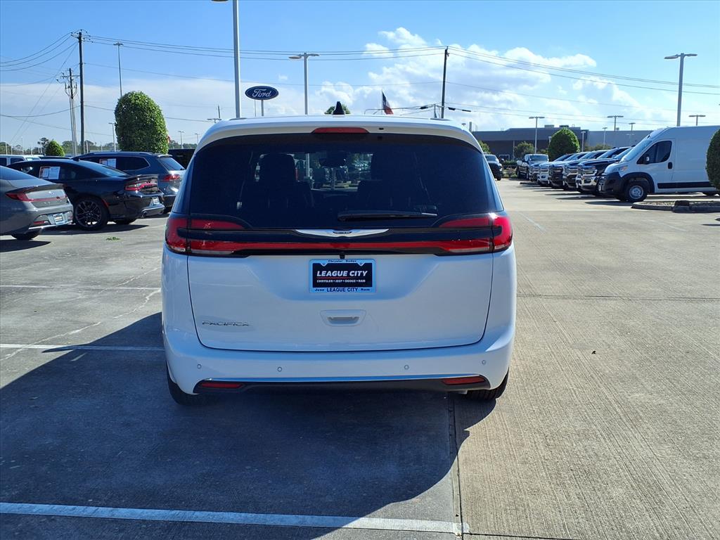2026 Chrysler Pacifica Select Bright White Clearcoat at League City CDJR