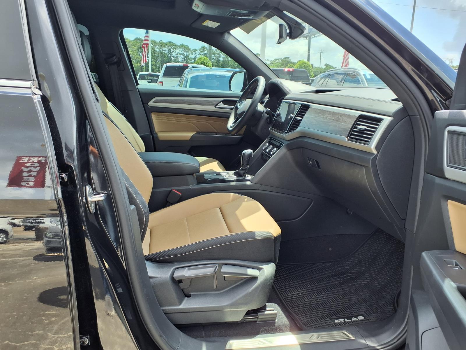 2022 Volkswagen Atlas Cross Sport 3.6L V6 SE w/Technology - 6
