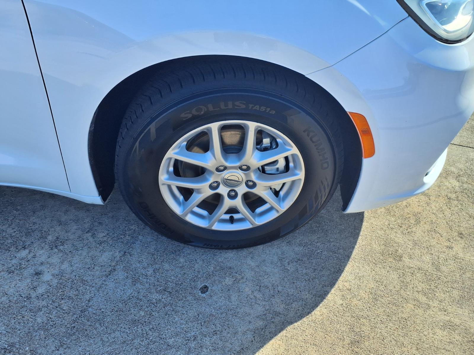 2023 Chrysler Pacifica Touring L - 6