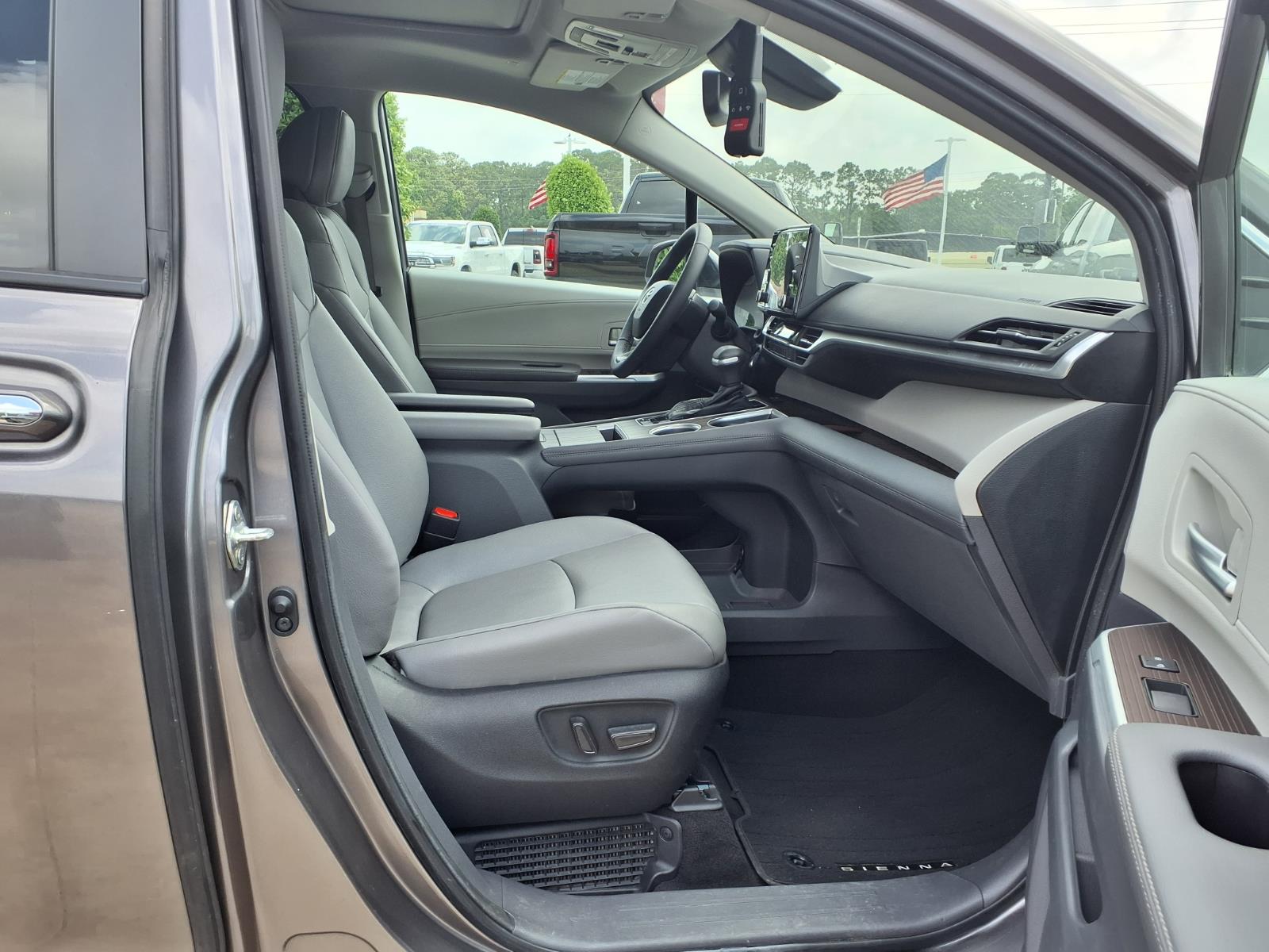 2023 Toyota Sienna XLE 8 Passenger - 6