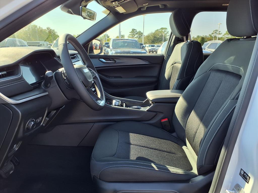 2025 Jeep Grand Cherokee Laredo White at League City CDJR