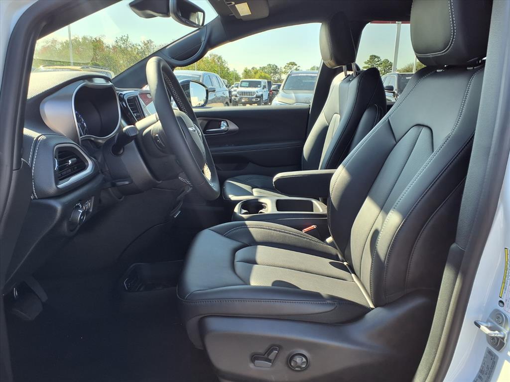 2026 Chrysler Pacifica Select Bright White Clearcoat at League City CDJR