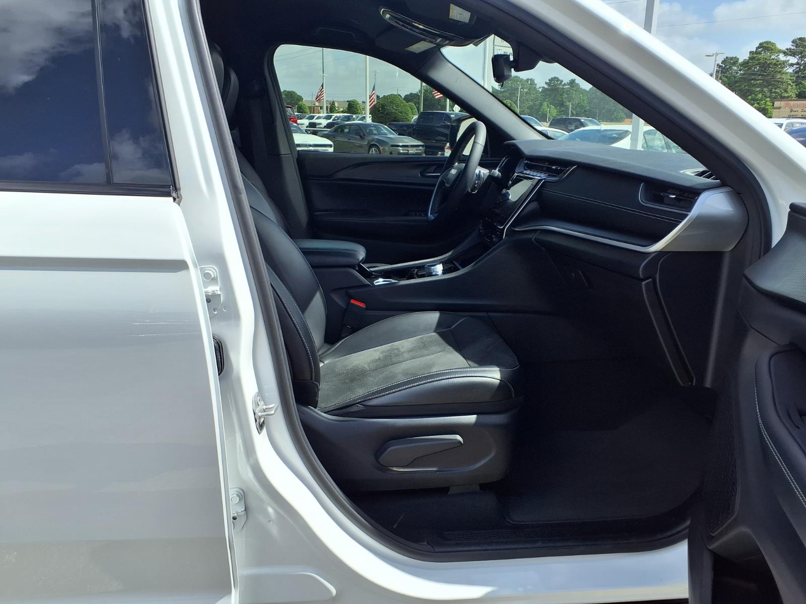 2023 Jeep Grand Cherokee Altitude - 7