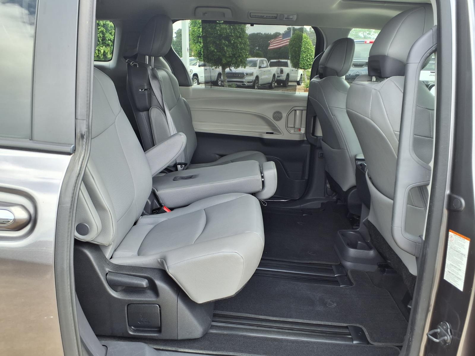 2023 Toyota Sienna XLE 8 Passenger - 7
