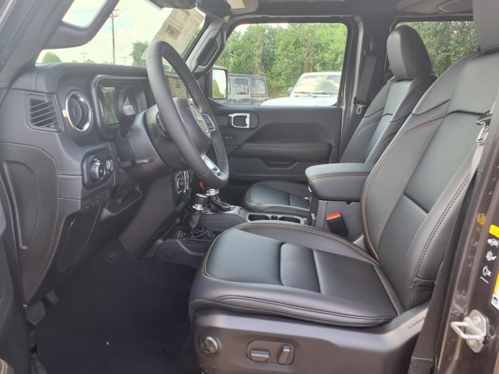 2025 Jeep Wrangler Sahara Granite Crystal Clearcoat Metallic at League City CDJR
