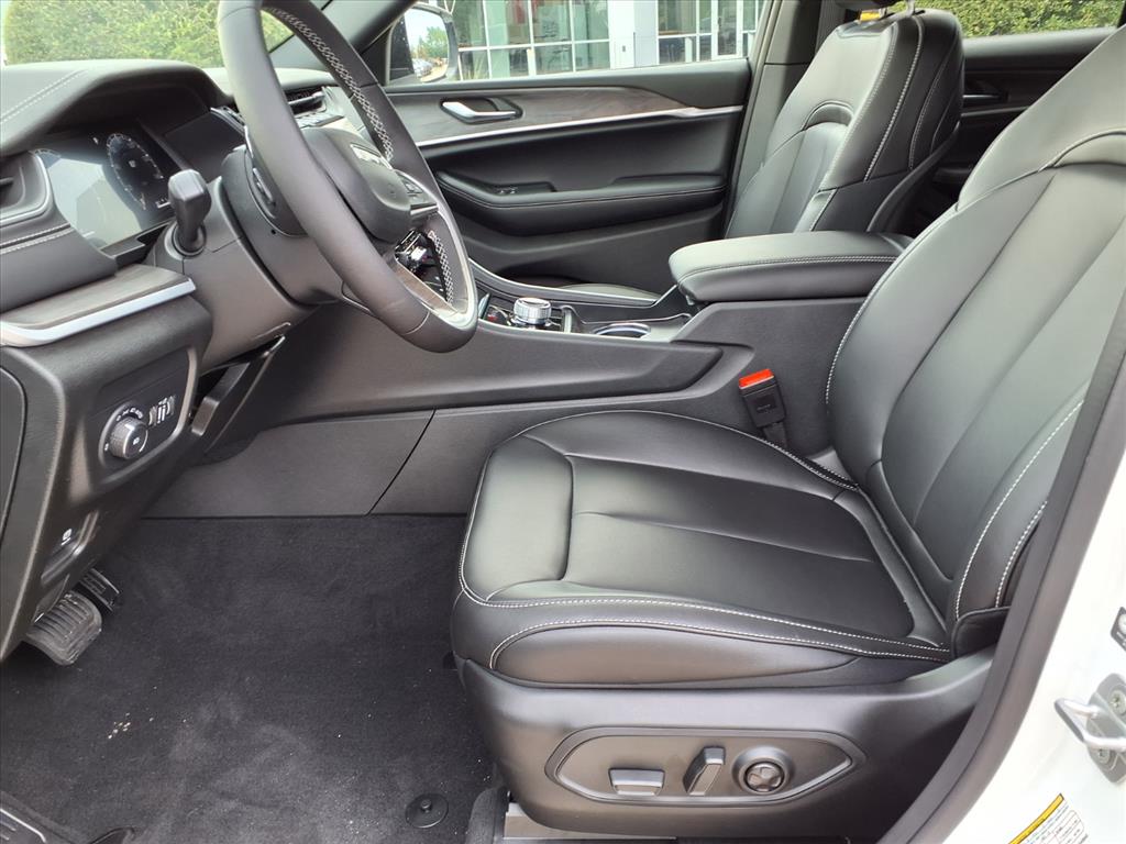 2025 Jeep Grand Cherokee Limited Bright White Clearcoat at League City CDJR