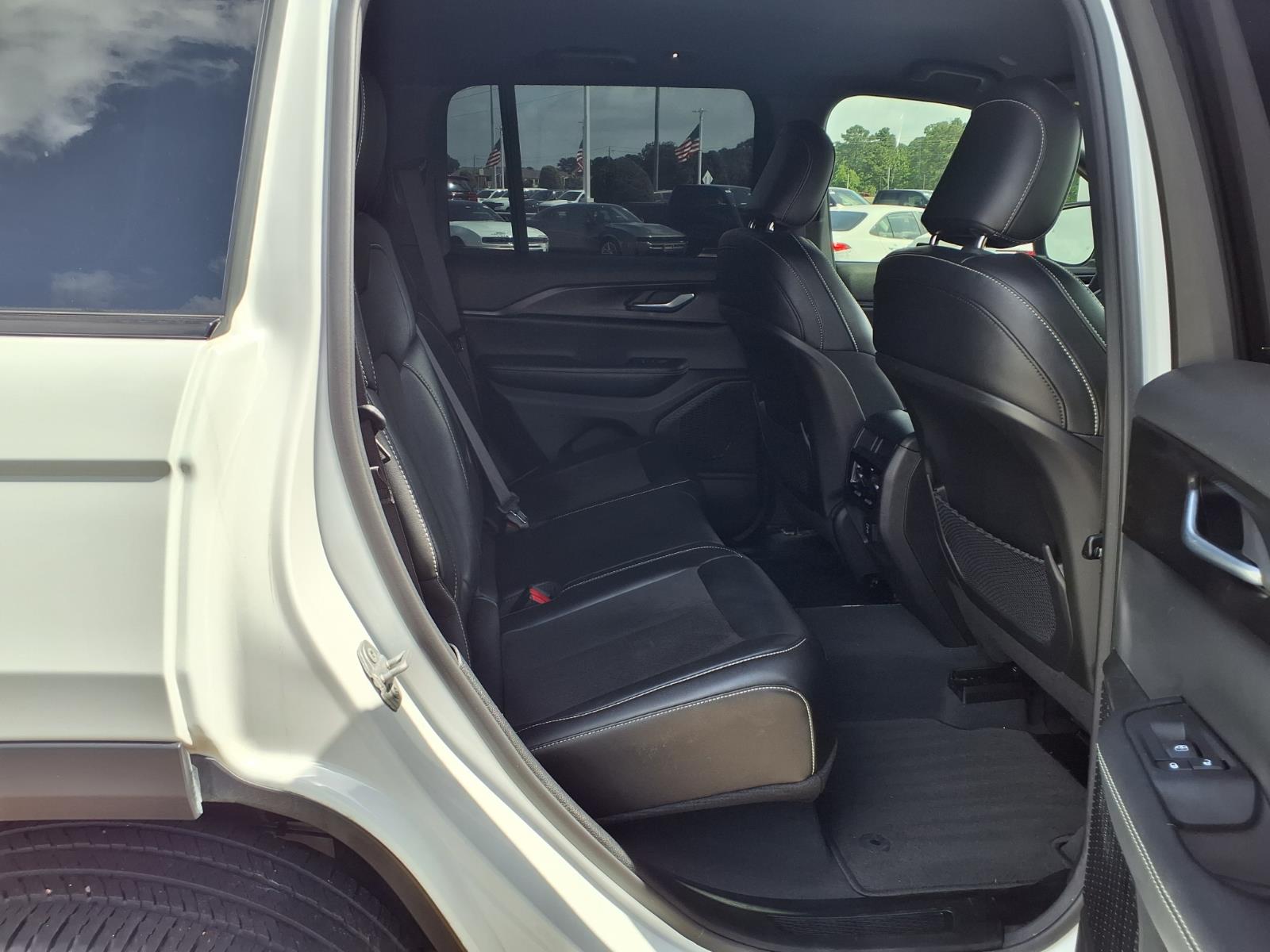 2023 Jeep Grand Cherokee Altitude - 8