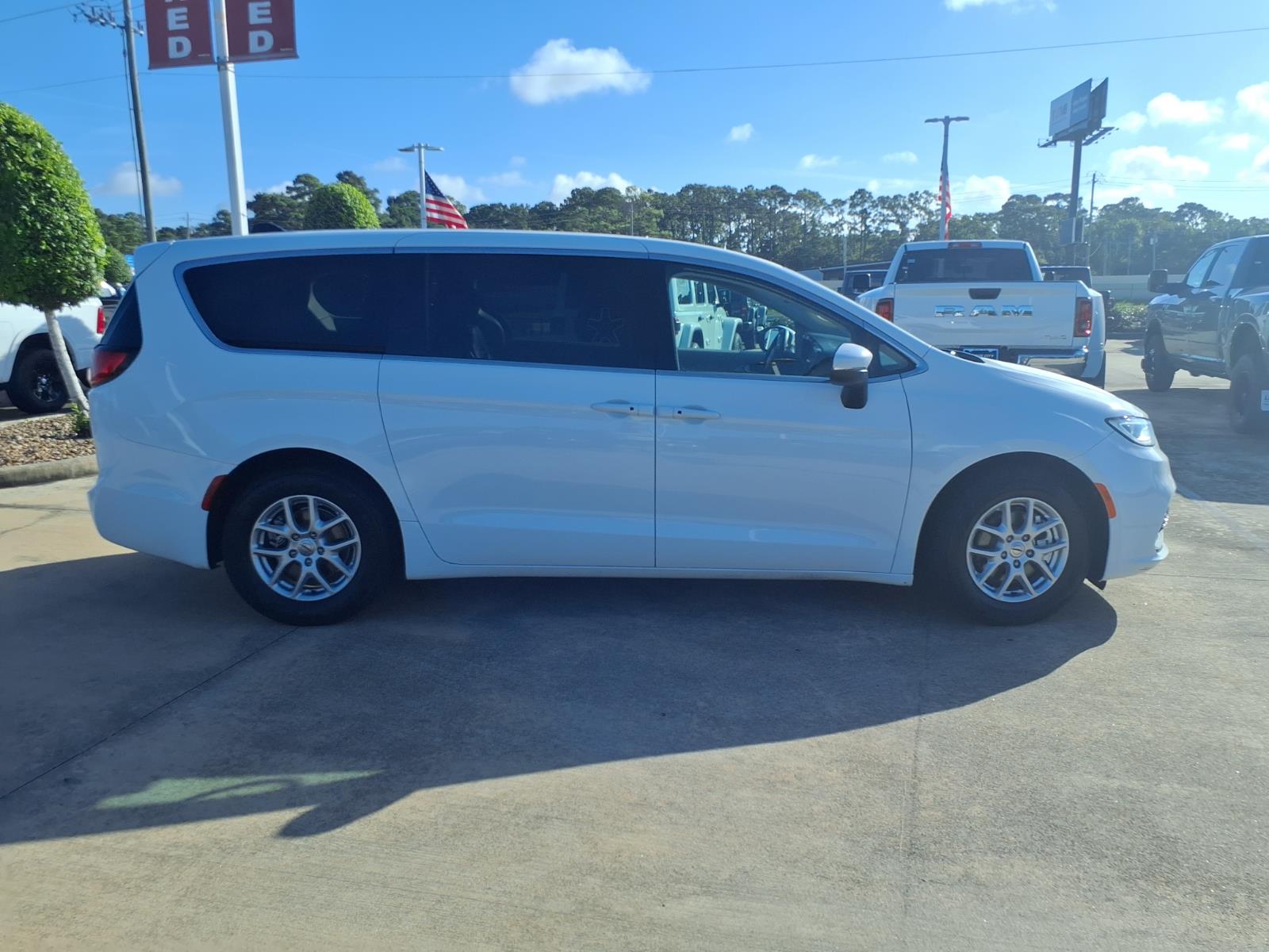 2023 Chrysler Pacifica Touring L - 8