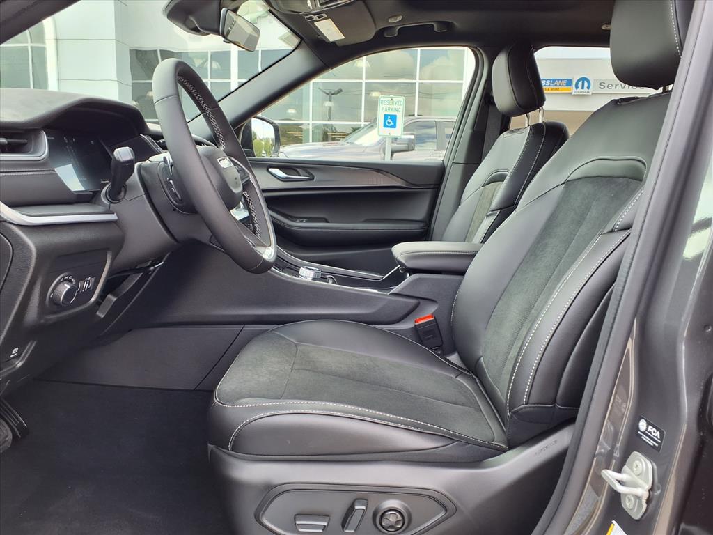 2025 Jeep Grand Cherokee Laredo Metallic at League City CDJR