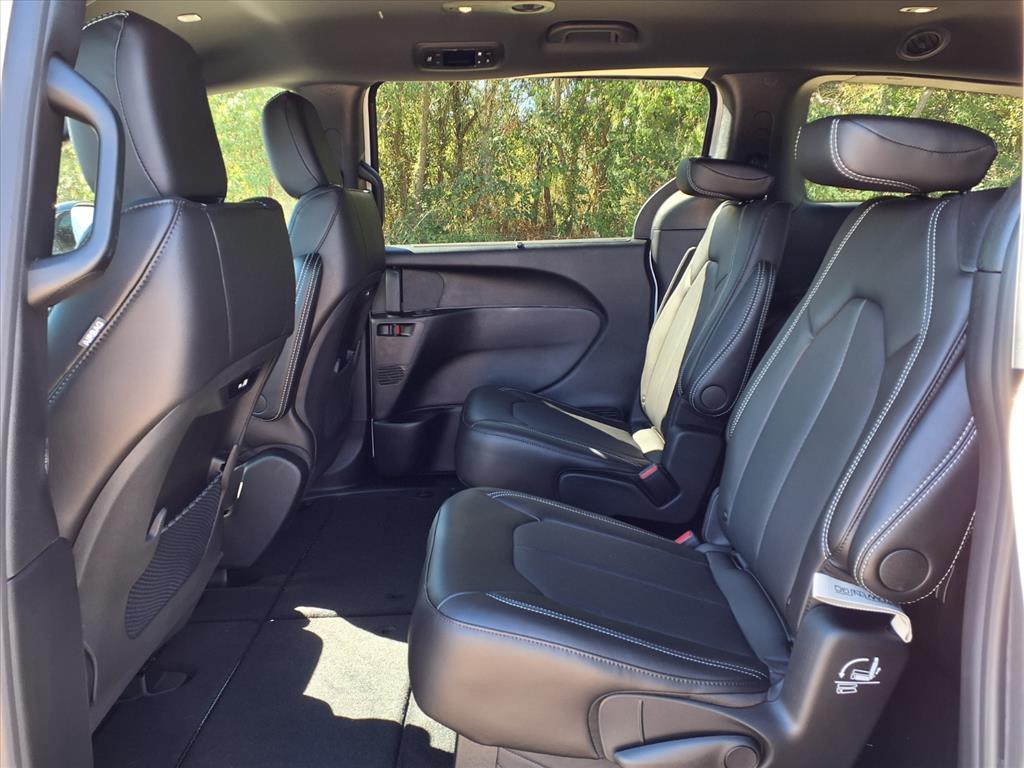 2026 Chrysler Pacifica Select Bright White Clearcoat at League City CDJR