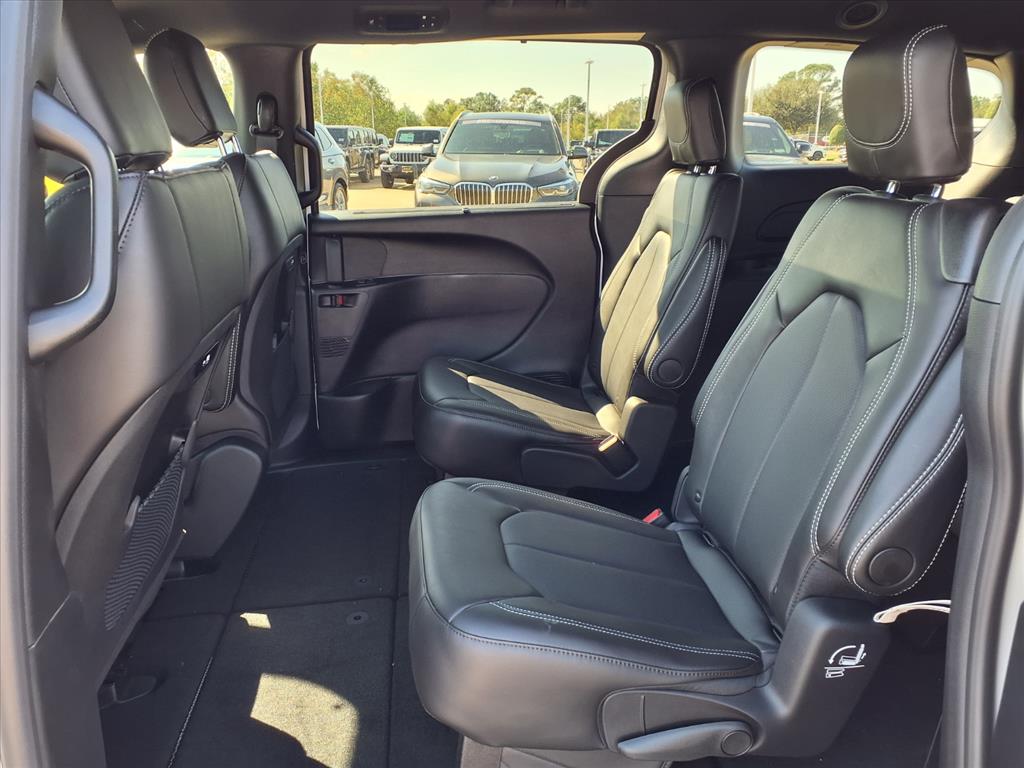 2026 Chrysler Pacifica Select Bright White Clearcoat at League City CDJR