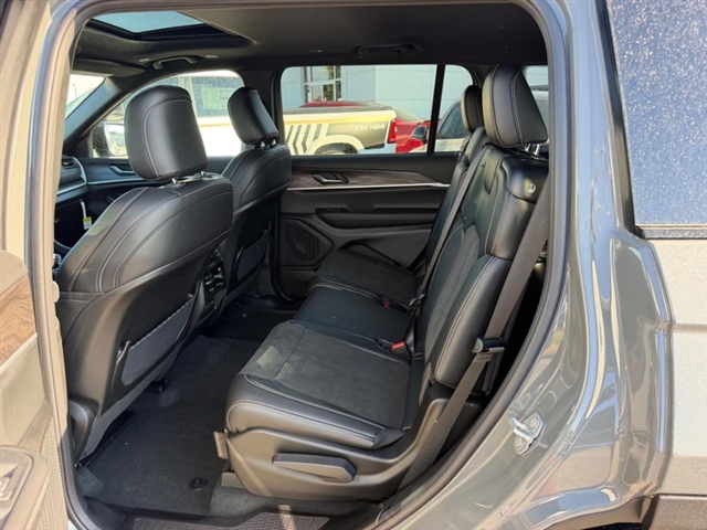 2027 Jeep Grand Cherokee L Altitude:27-030