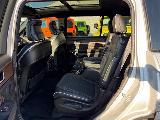 2025 Jeep Grand Cherokee L Summit:25-236