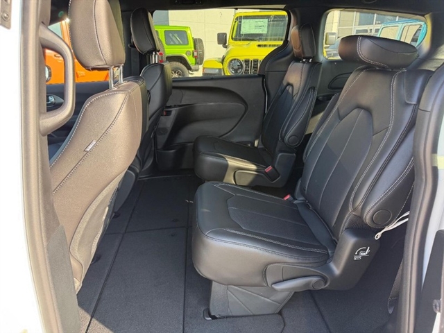 2026 Chrysler Pacifica Select:26-020