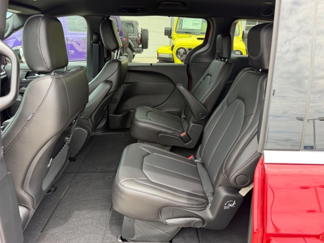 2027 Chrysler Pacifica Select:27-001