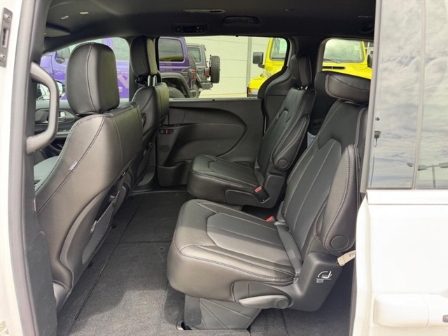 2027 Chrysler Pacifica Select:27-003