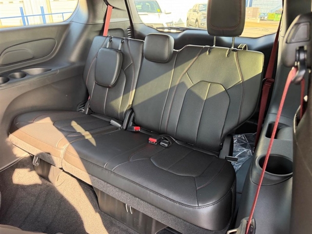 2027 Chrysler Pacifica Select:27-006